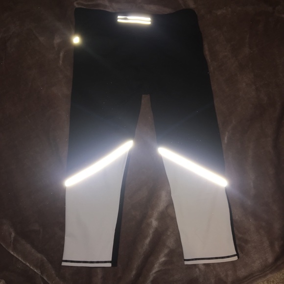 🔥Fabletics Capri - Picture 3 of 5